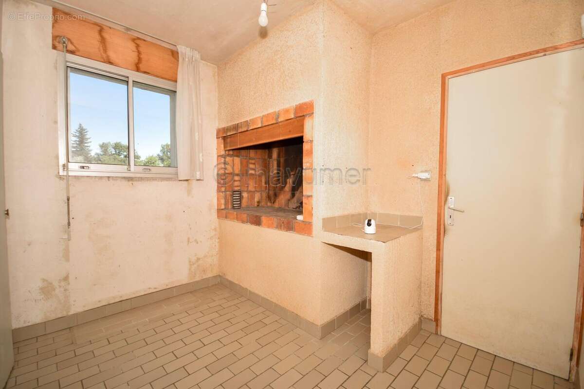 Maison T5 de 170m2  - 2 garages - 3000m2 de terrain - 83400 Cavaillon n°10 - Maison à CAVAILLON