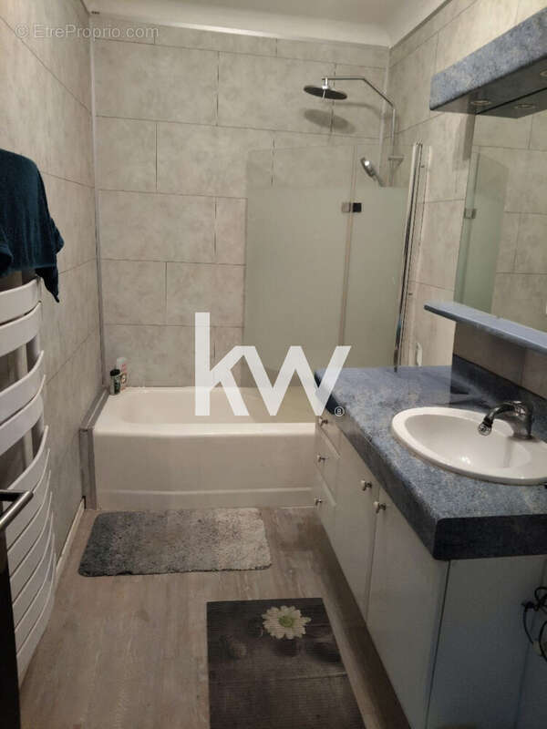 salle de bain - Maison à LE CHAMBON-FEUGEROLLES