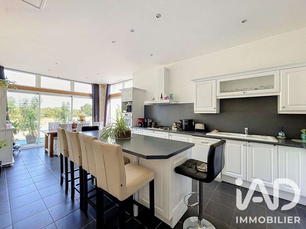 Maison 240 m² à Coulonges-Sur-L'autize  - photo 9