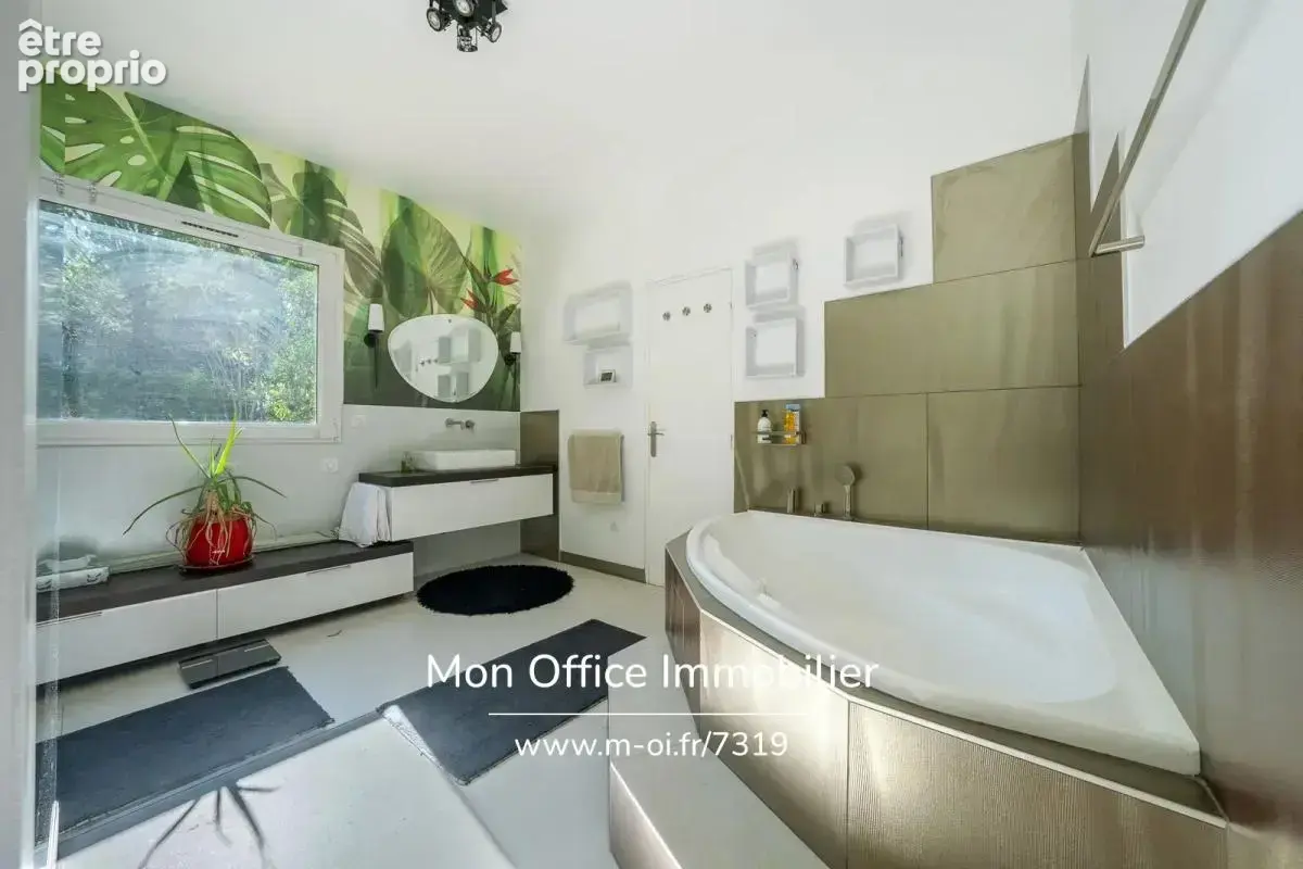 Référence : 7319-NGU - Maison 10 pièces - 5 chambres - deux studios - piscine - 380m2 habitables et 223m2 de sous-sol / garages - photo 16
