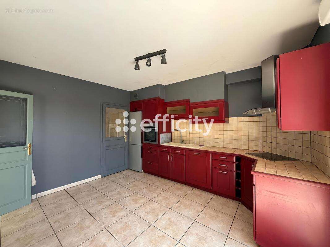 Maison 213 m² à Saint-Epain  - photo 7