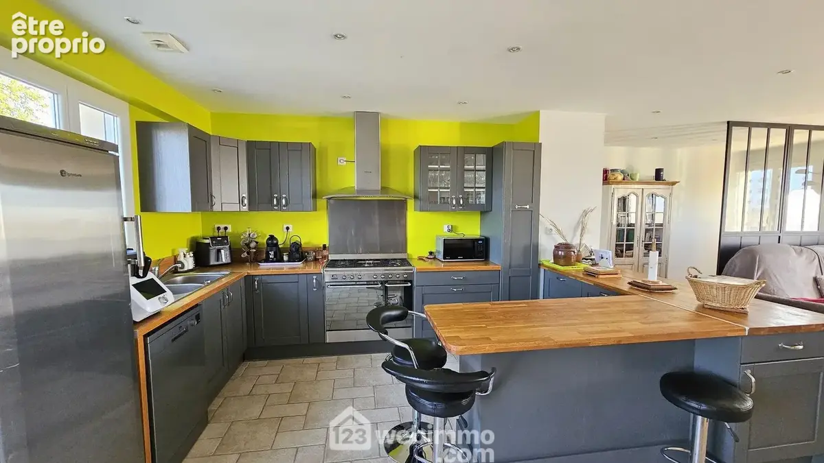 Une cuisine de 11 m² toute équipée et fonctionnelle.