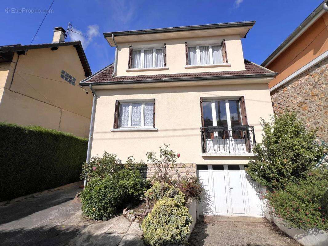 Maison à LES CLAYES-SOUS-BOIS