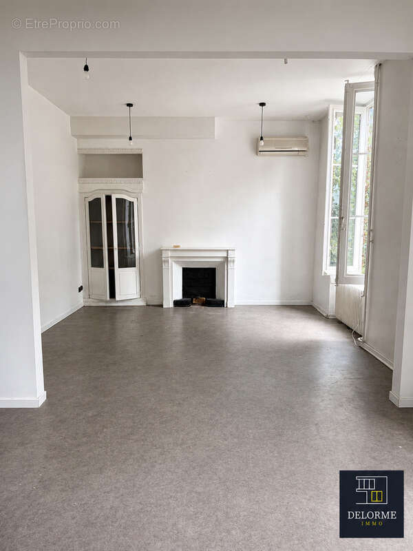 T3 de 75 m2 à rénover avec garage et dépendances - photo 5