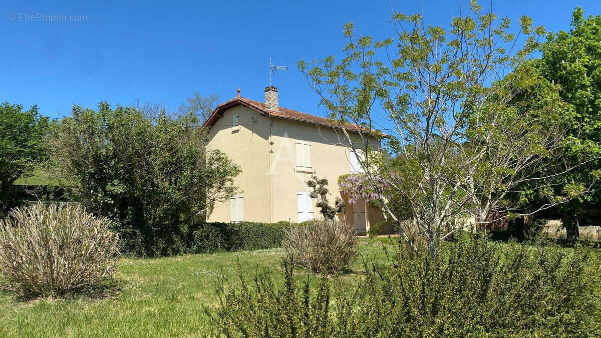 Ancienne fermette avec dépendances sur un emplacement privilégié - photo 2