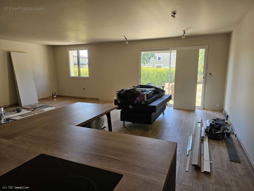 Pavillon de 3 Chambres avec Garage - 8km de Ruffec - photo 12