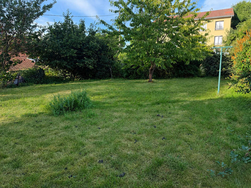 Maison familiale rénovée avec jardin - Le Chambon-Feugerolles - photo 6