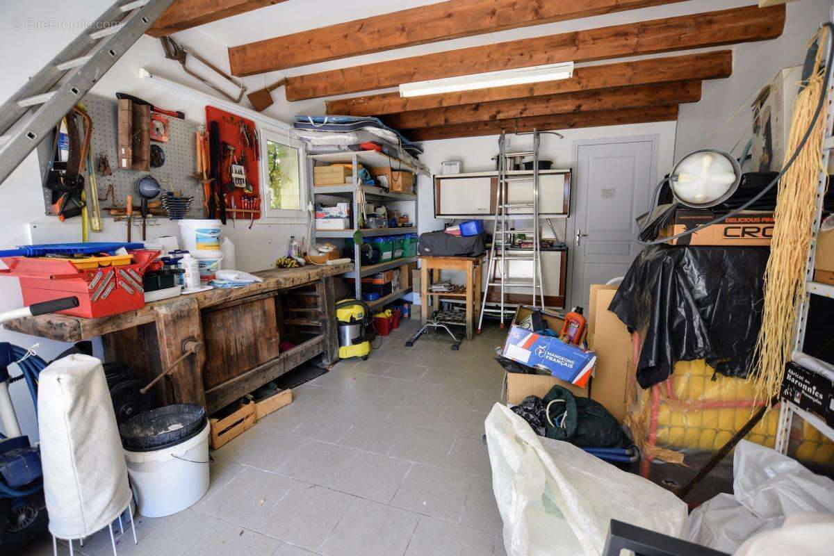 Maison À Vendre - 3 chambres de plain-pied avec piscine, garage et stationnement - photo 16
