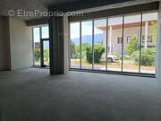 Commerce à SAINT-GENIS-POUILLY