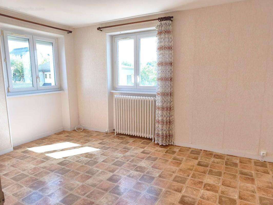 29520 Châteauneuf du Faou maison mitoyenne au calme 3 chambres cuisine salon bureau et garage - photo 2