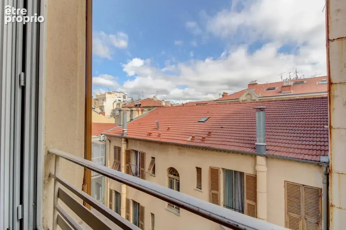 Nice centre-ville – 2 pièces de 31,79 m² avec balcon, hauteur sous plafond et vue sur les toits - photo 2