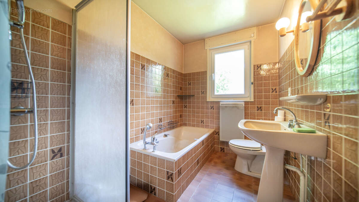 *** trop tard ** maison de village beau volume - photo 10