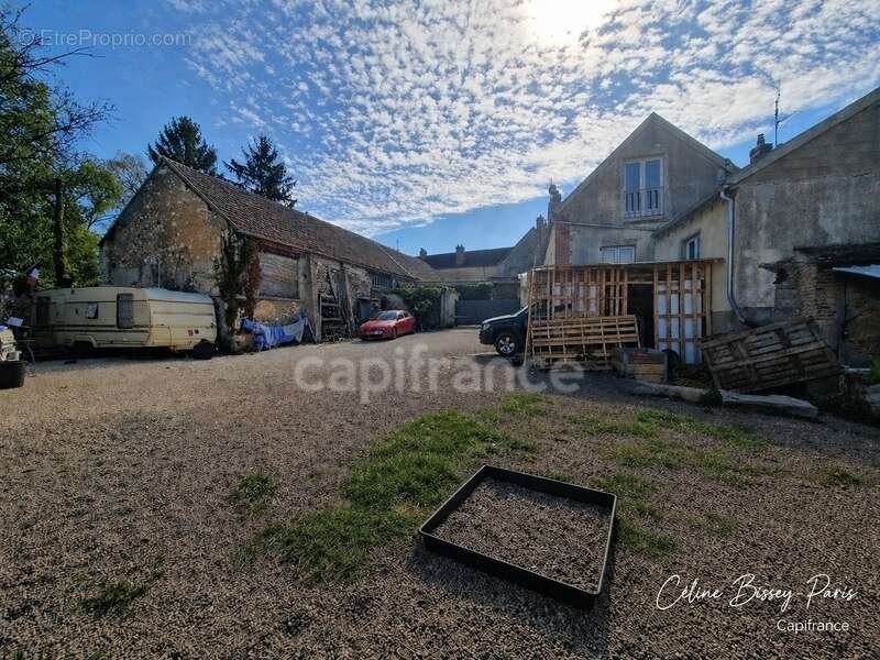 Maison à THORIGNY-SUR-OREUSE