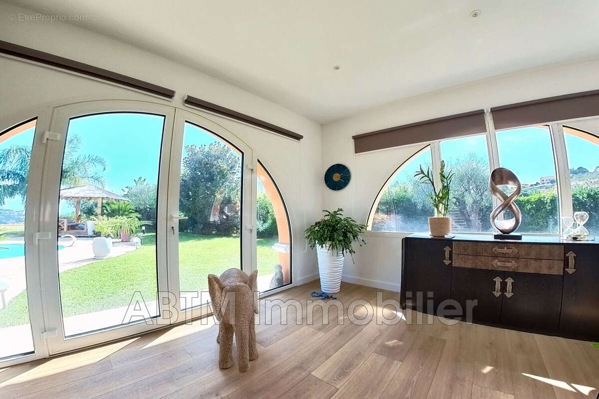 Maison à SAINT-LAURENT-DU-VAR