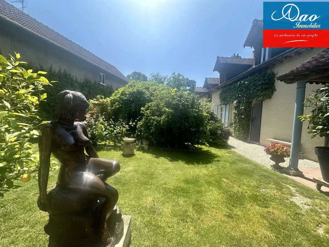 Maison à LA CHAPELLE-SAINT-LUC