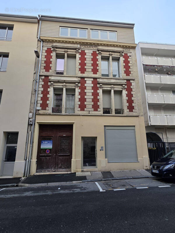 Dans un immeuble de caractère, ensemble de 2 appartements situé dans un environnement recherché - Appartement à REIMS