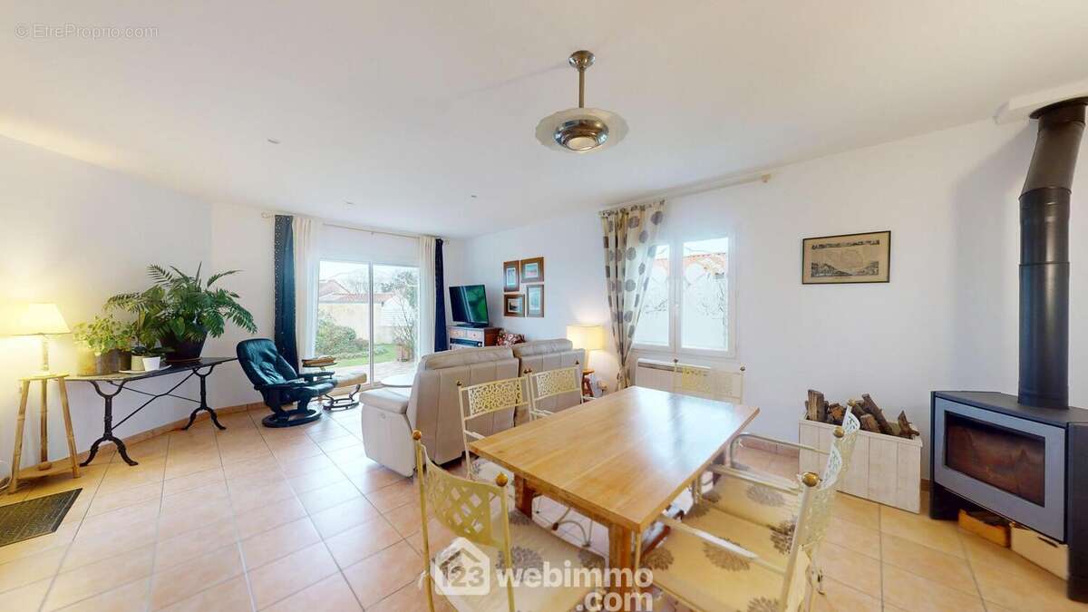 Salle à manger avec poêle à bois. - Maison à SAINT-VINCENT-SUR-JARD