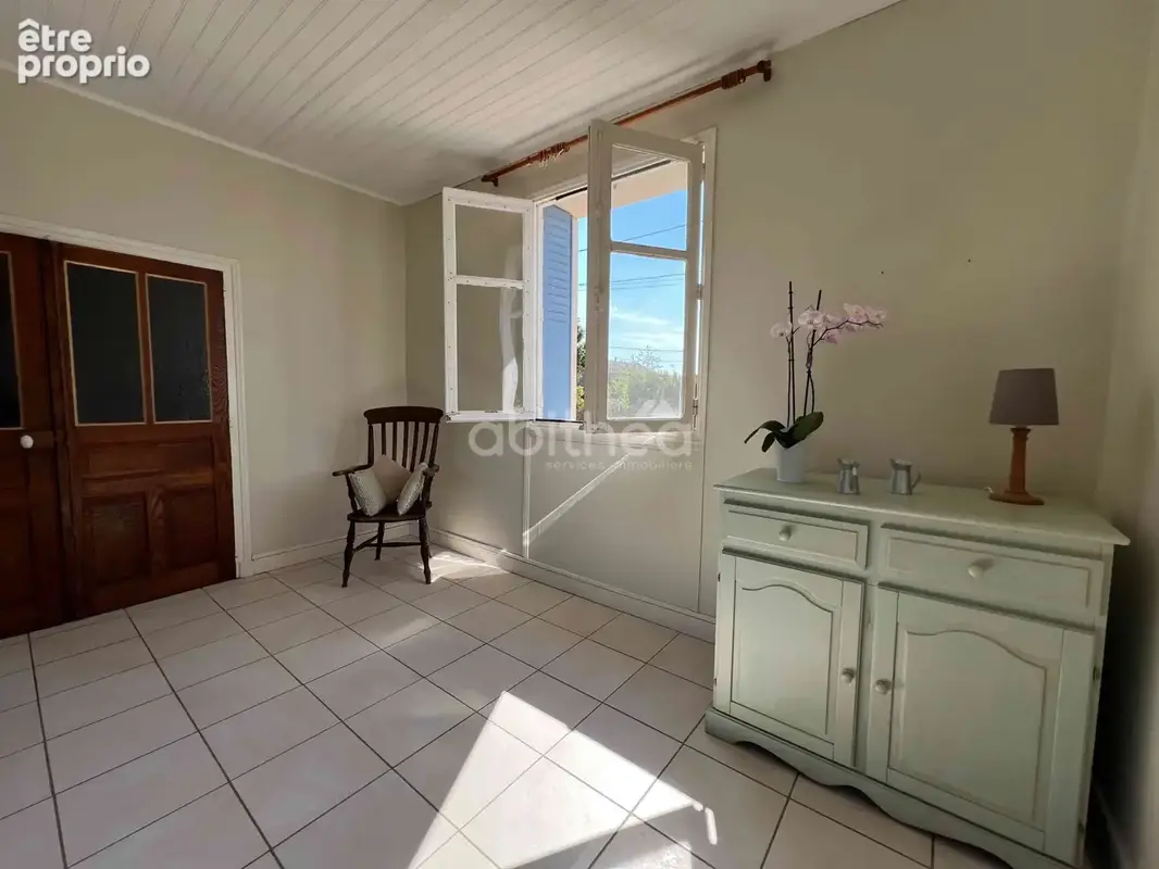 Maison atypique avec dépendances et grand terrain   Chassiecq (16350) - photo 4