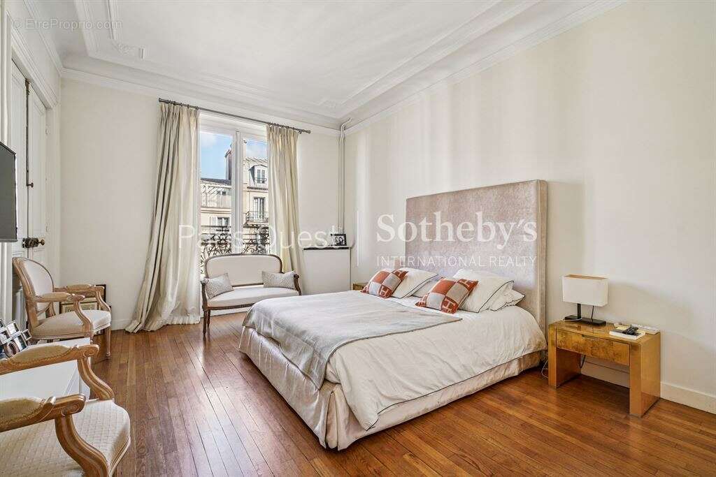 Appartement à PARIS-8E