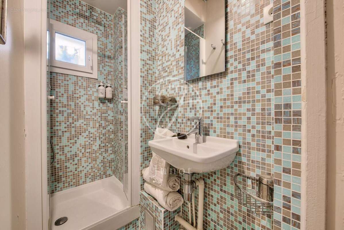 Commerce à PARIS-9E