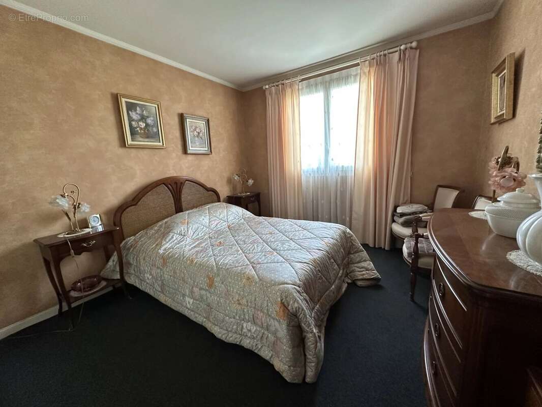 Maison à LE MESNIL-SAINT-DENIS