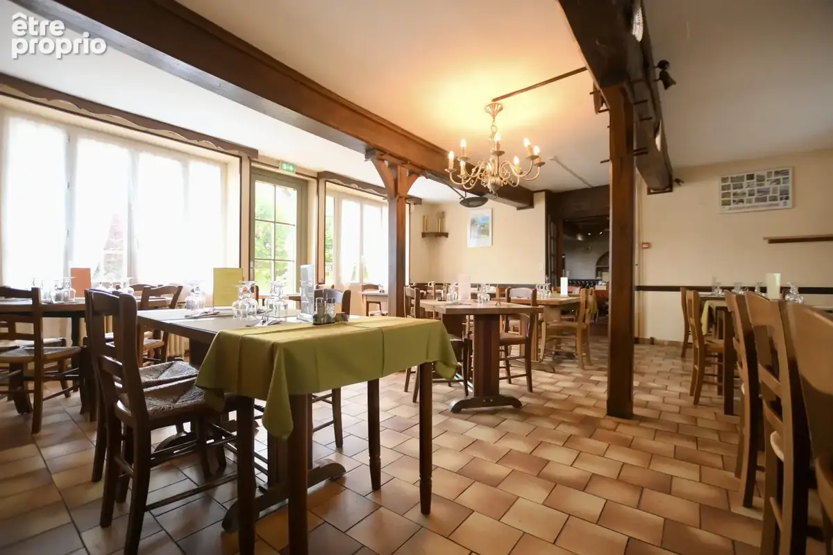 Ancien hôtel-restaurant, dépendances et terrain - photo 9