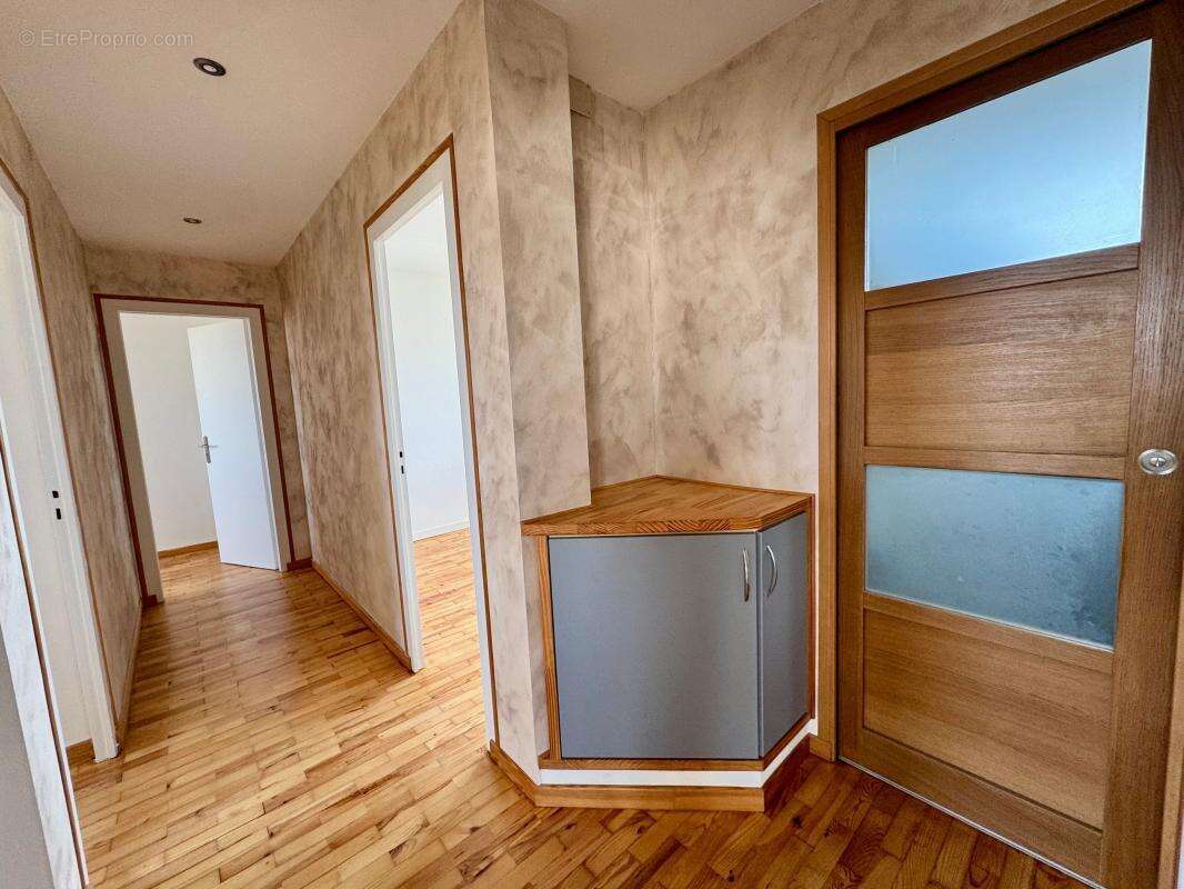 T4 rénové de 82 m² – Dernier étage, vue dégagée, ascenseur et garage - photo 8