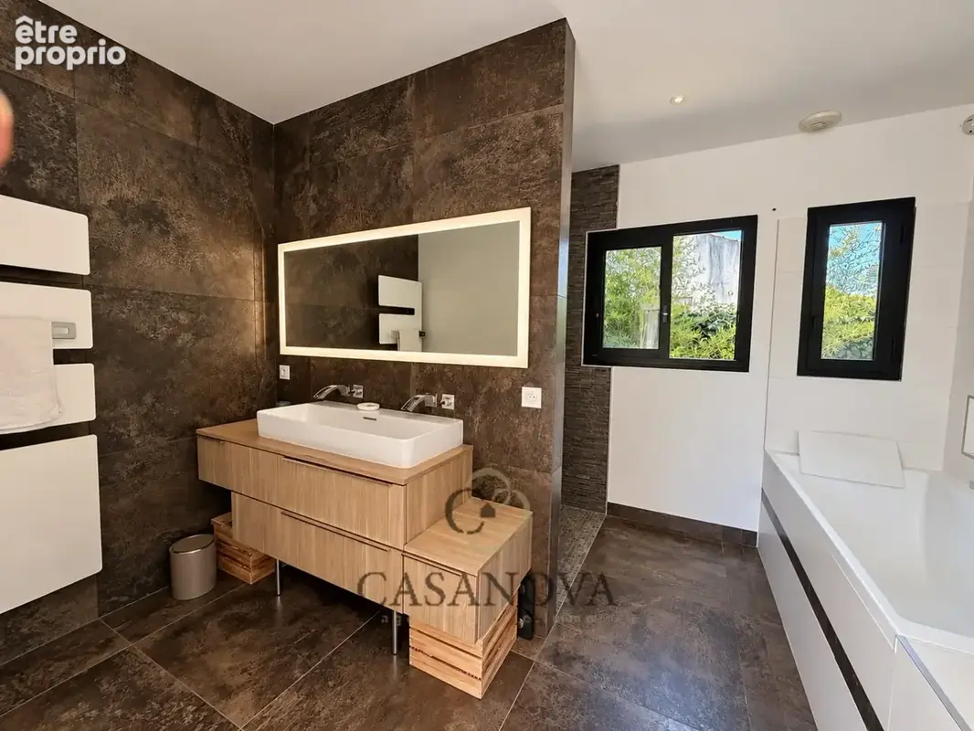 Villa contemporaine avec suite parentale sur piscine, dépendance et jardin paysager à Mireval - photo 18