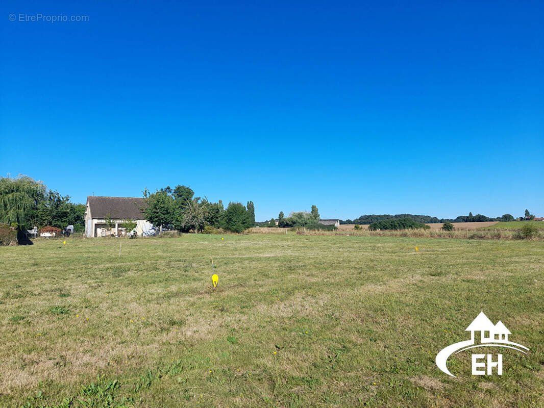 Terrain à SAINT-OUEN-SUR-ITON