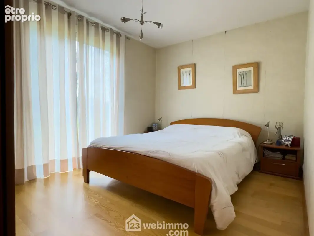 La partie nuit se compose de 3 chambres, une de 11.88m², une 2ème de 11.42m²...