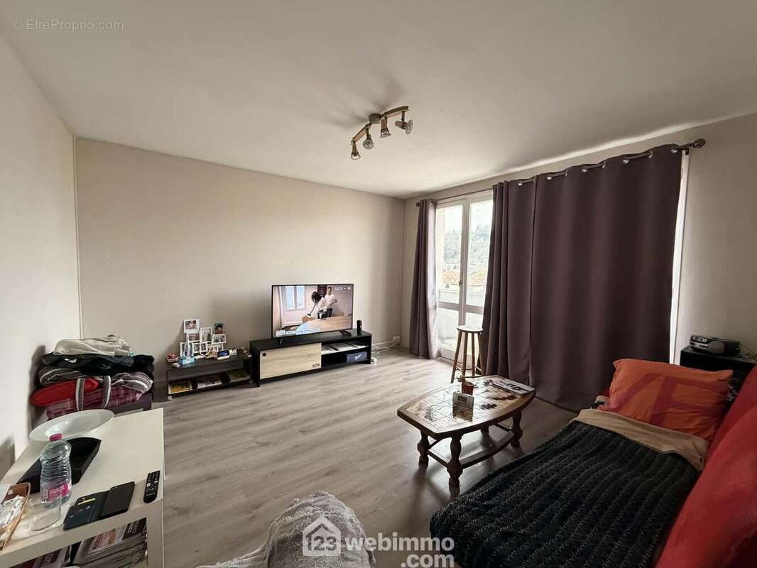 Vous apprécierez son salon chaleureux avec accès sur ... - Appartement à LAON