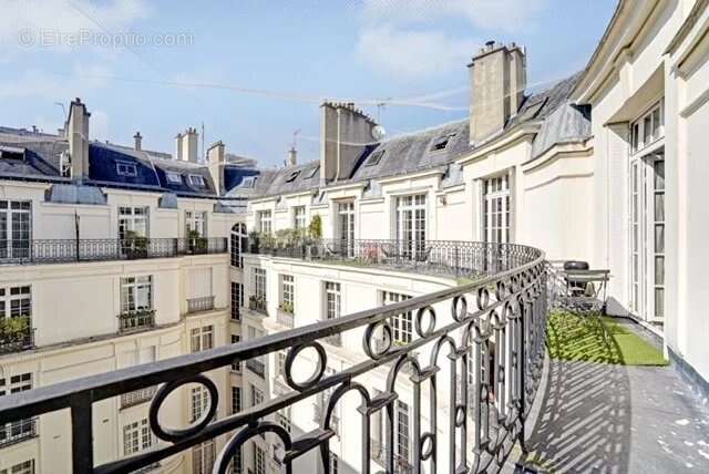 Appartement à PARIS-16E