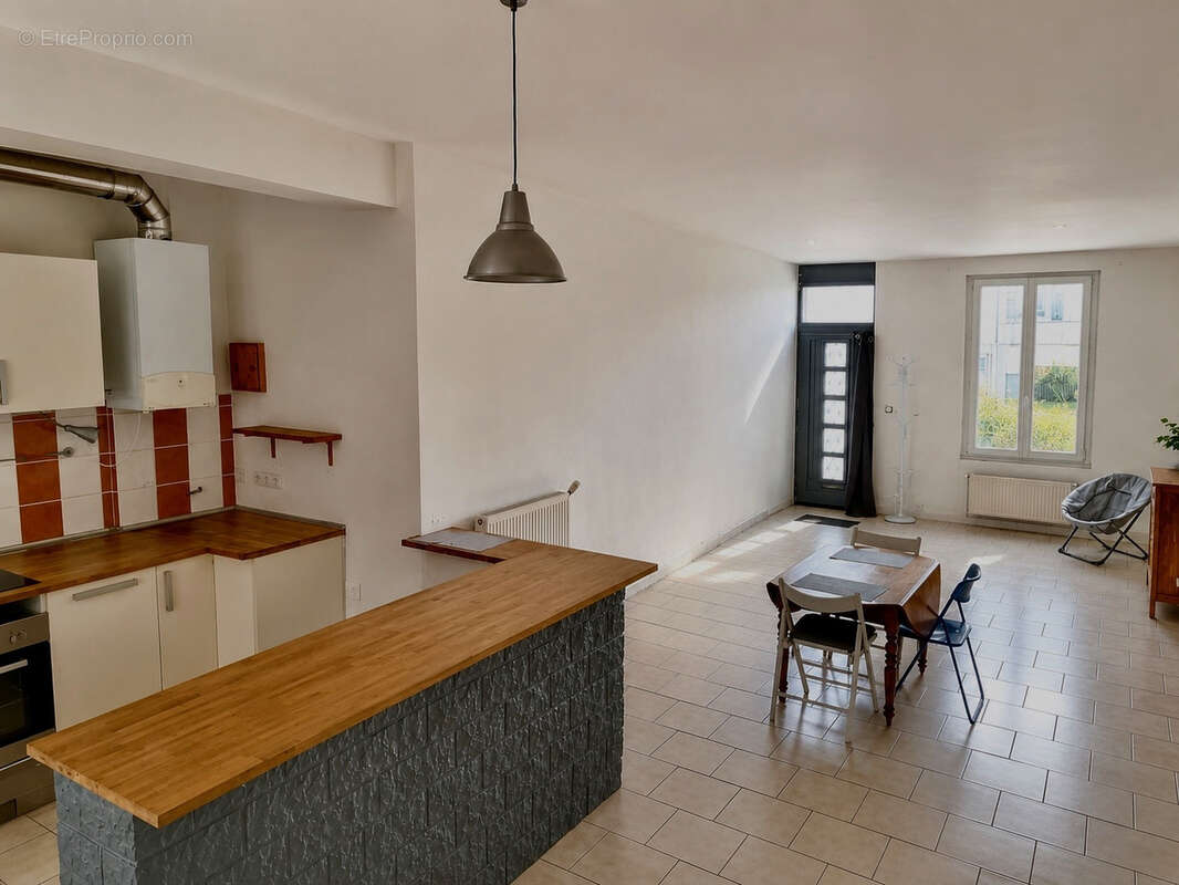 Maison de ville de 115 m2   Centre-ville de Puiseaux (Loiret) - photo 2