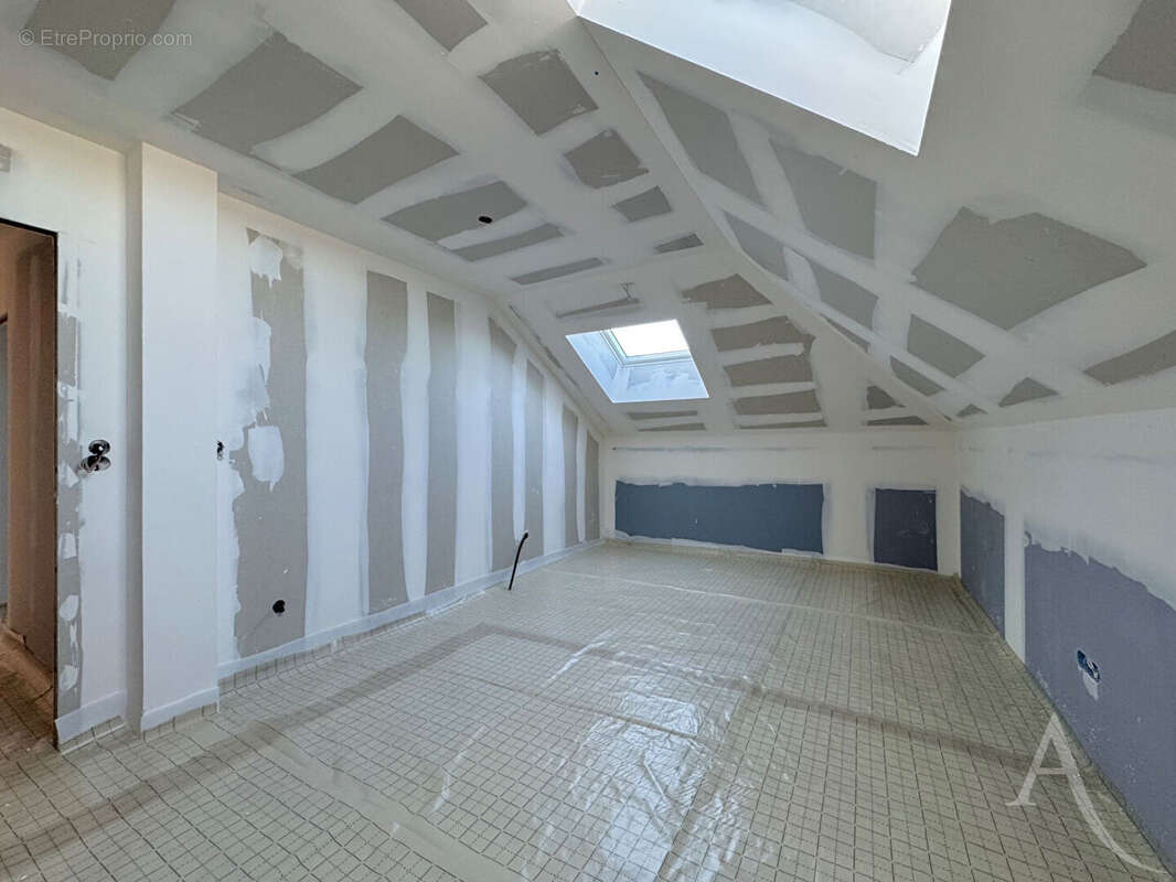 T4 au dernier étage (96,89m²) + sa terrasse de 17m² + 3 parkings privatifs - photo 10