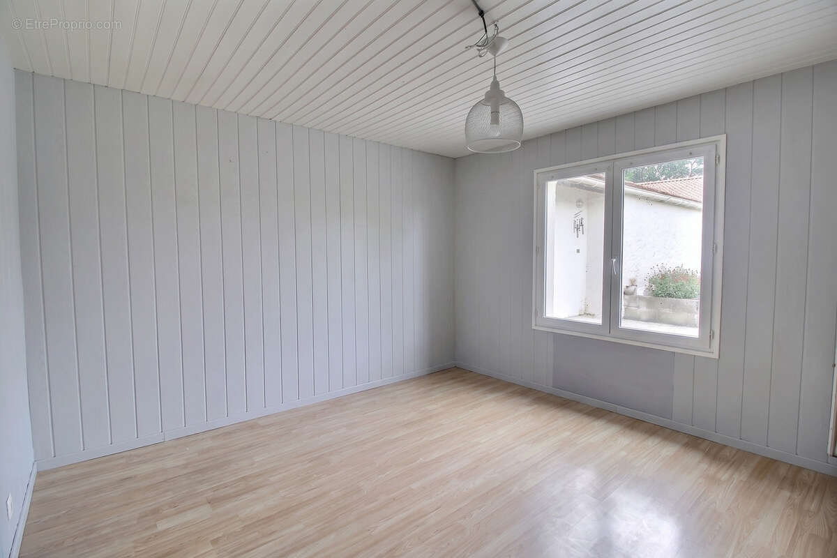 A vendre - chaumes en retz - maison de plain-pied rénovée et a finir de renover - 140 m2 environ - 5 pieces - - photo 7