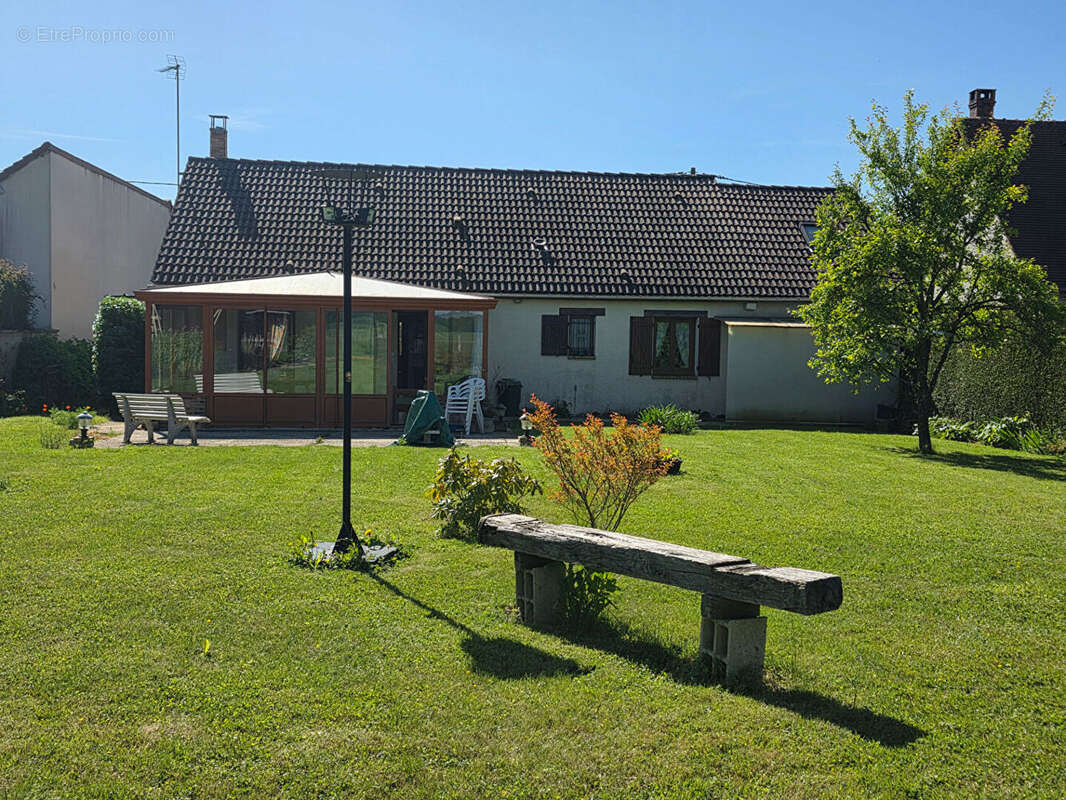 Maison à GUIGNECOURT