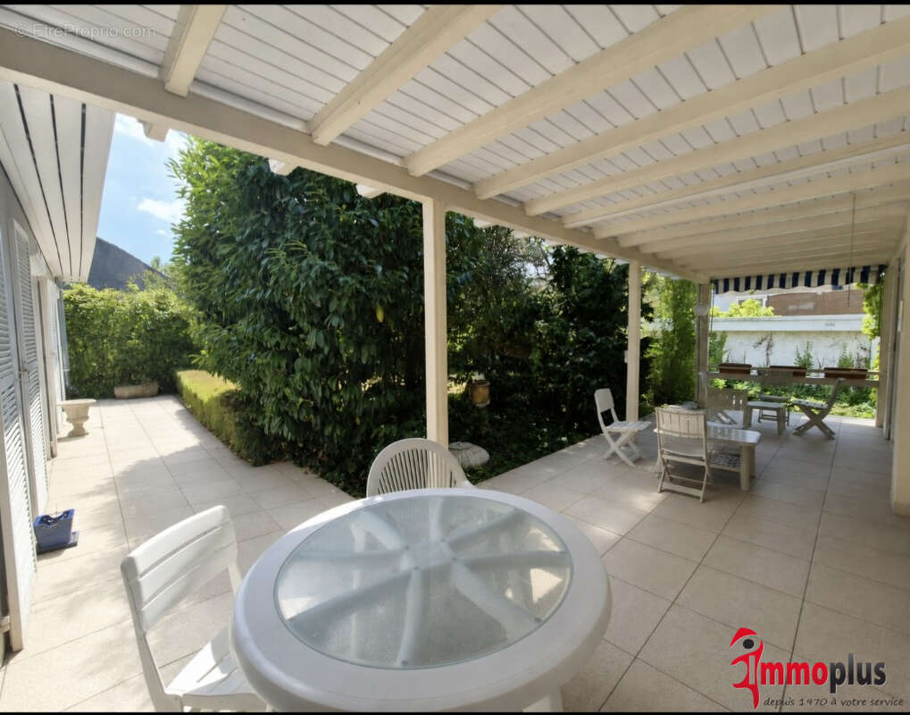 Villa plain-pied centre Saint-Louis 190m2 avec piscine intérieure - photo 4