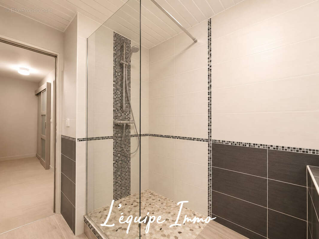 Maison familiale 200m2 avec piscine garage et terrain attenant - photo 13