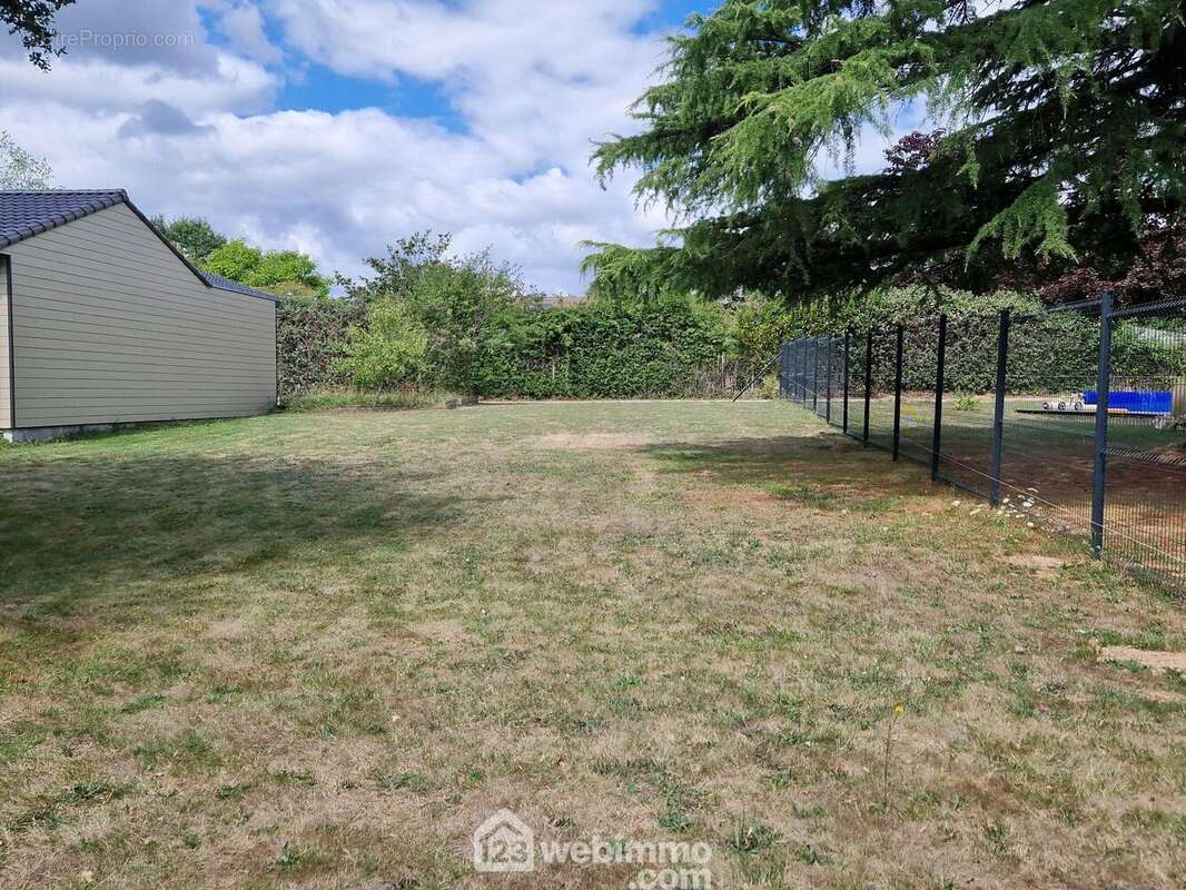 Terrain à LES CLOUZEAUX