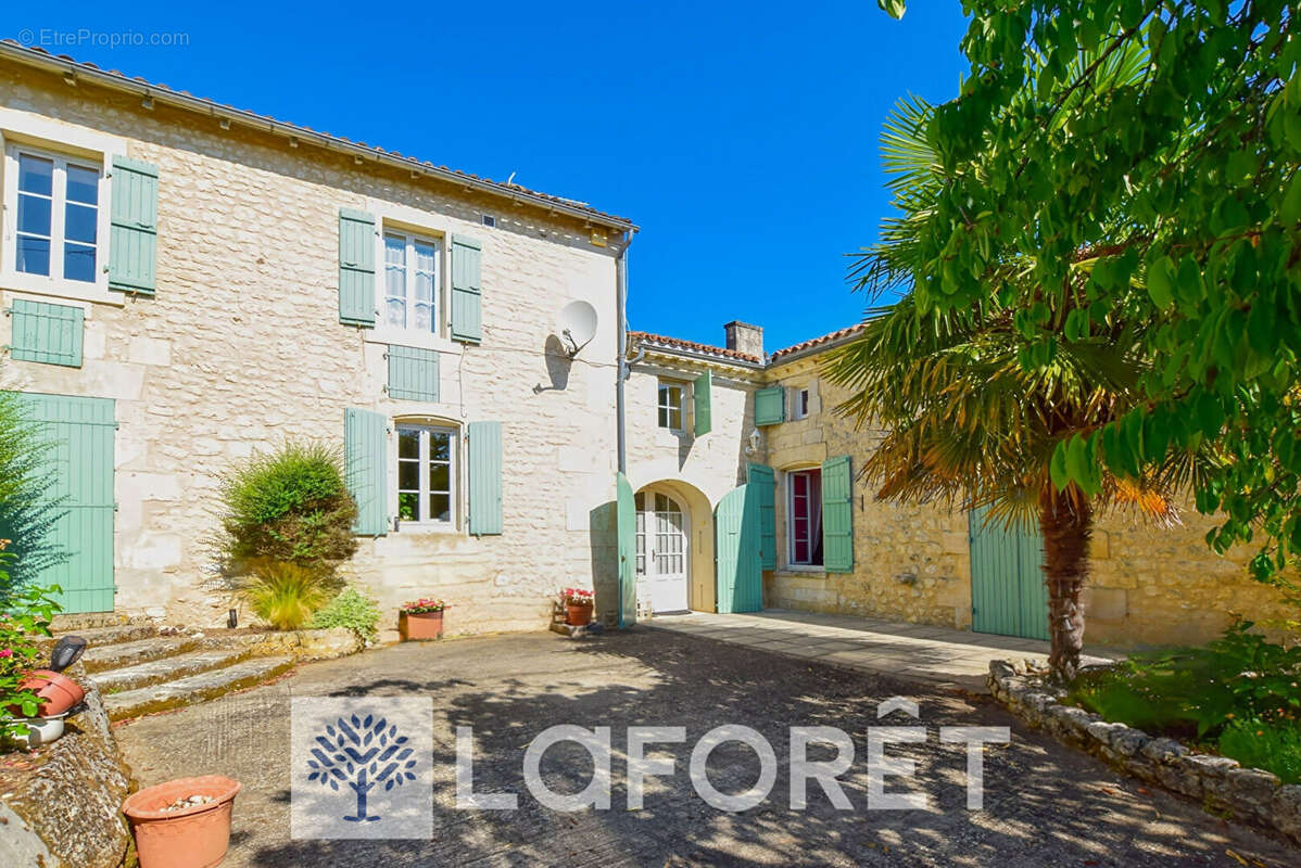 Maison à SAINT-GENIS-DE-SAINTONGE