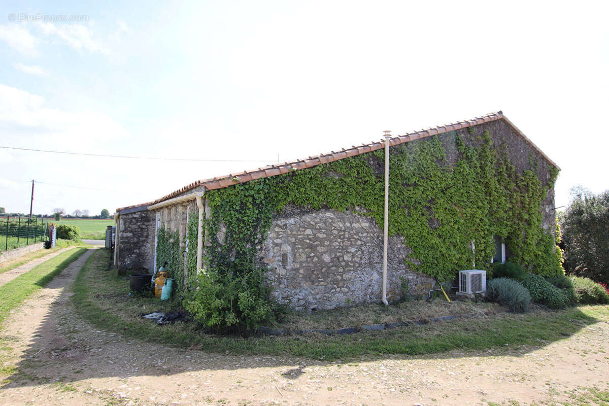 Maison 5 chambres avec dépendances et grand terrain à Coulonges Sur L'Autize - photo 17