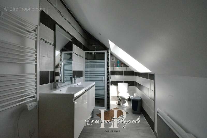 Maison rénovée avec cour et dépendance proche centre - photo 9
