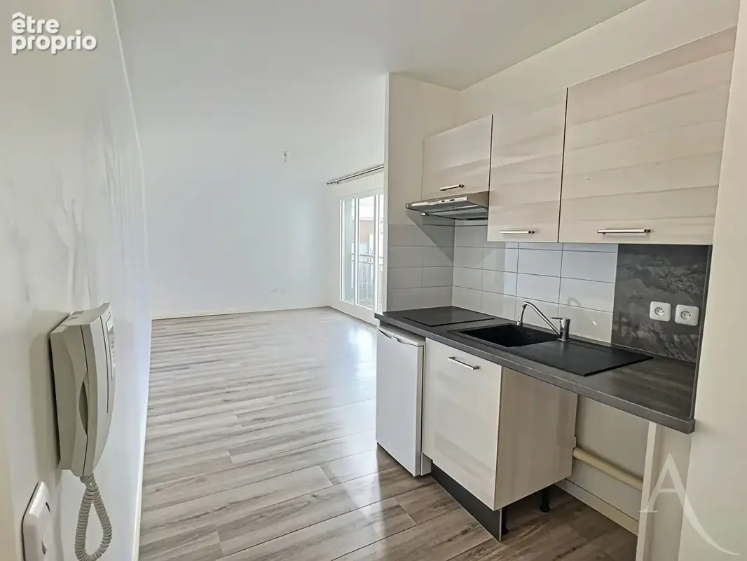 Appartement 1 pièce 28.40 m2 avec place de parking en sous-sol - THIAIS résidence récente - photo 2