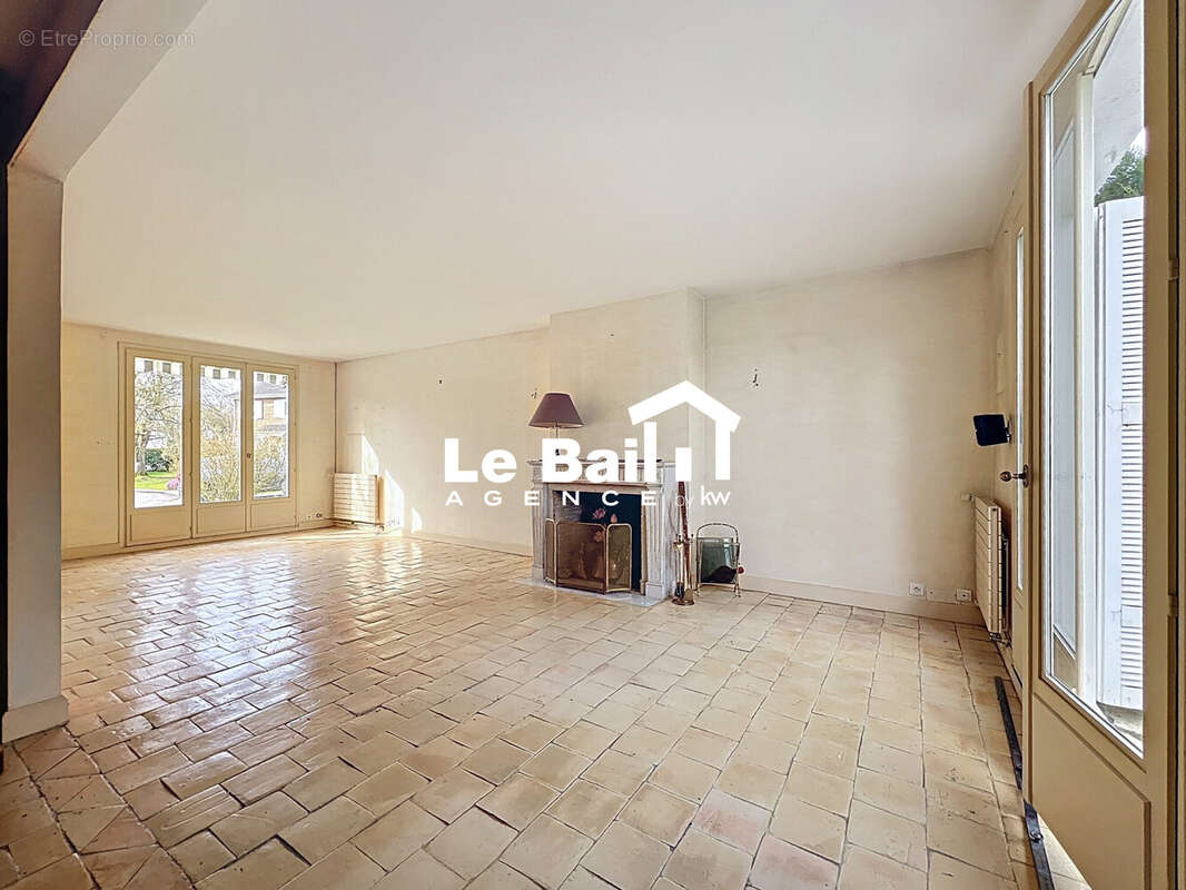 Maison 210 m² à Voisins-Le-Bretonneux  - photo 3