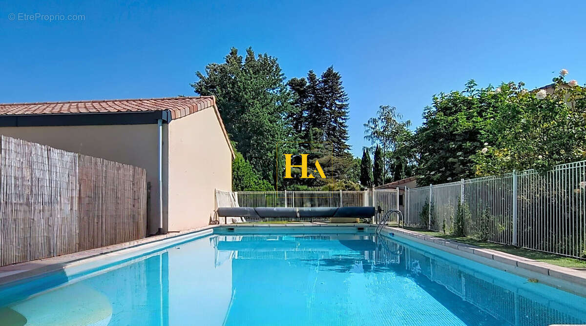 EXCLUSIVITÉ - BÉSAYES : Maison de plain-pied d'environ 113m² avec piscine et garage indépendant de 60 m² à fort potentiel - photo 2