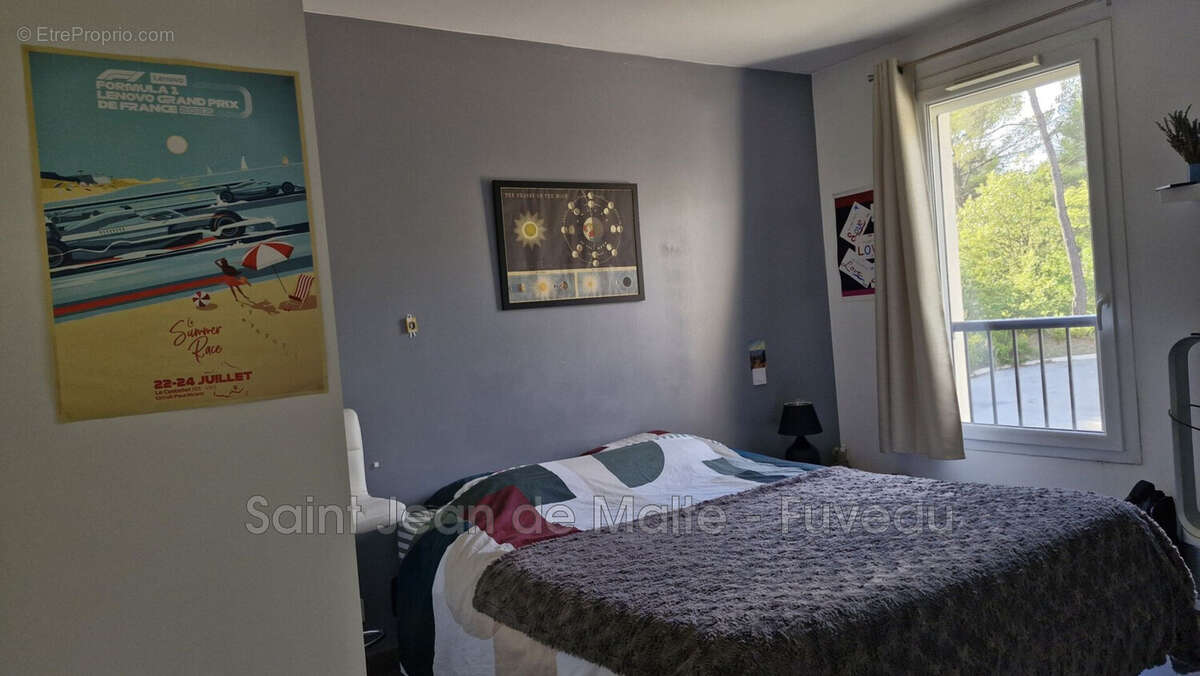 Appartement à CHATEAUNEUF-LE-ROUGE