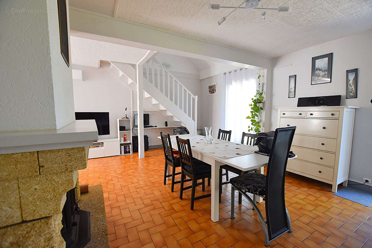 Maison à SAINT-REMY-EN-ROLLAT