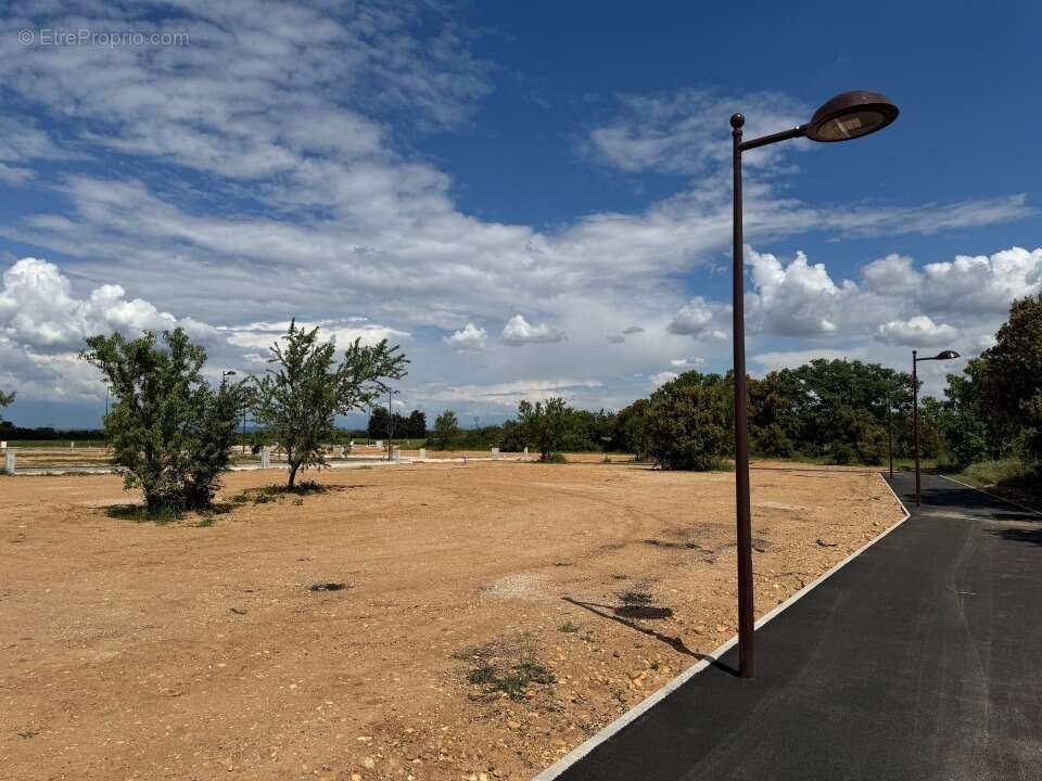 Terrain à LAUDUN-L'ARDOISE