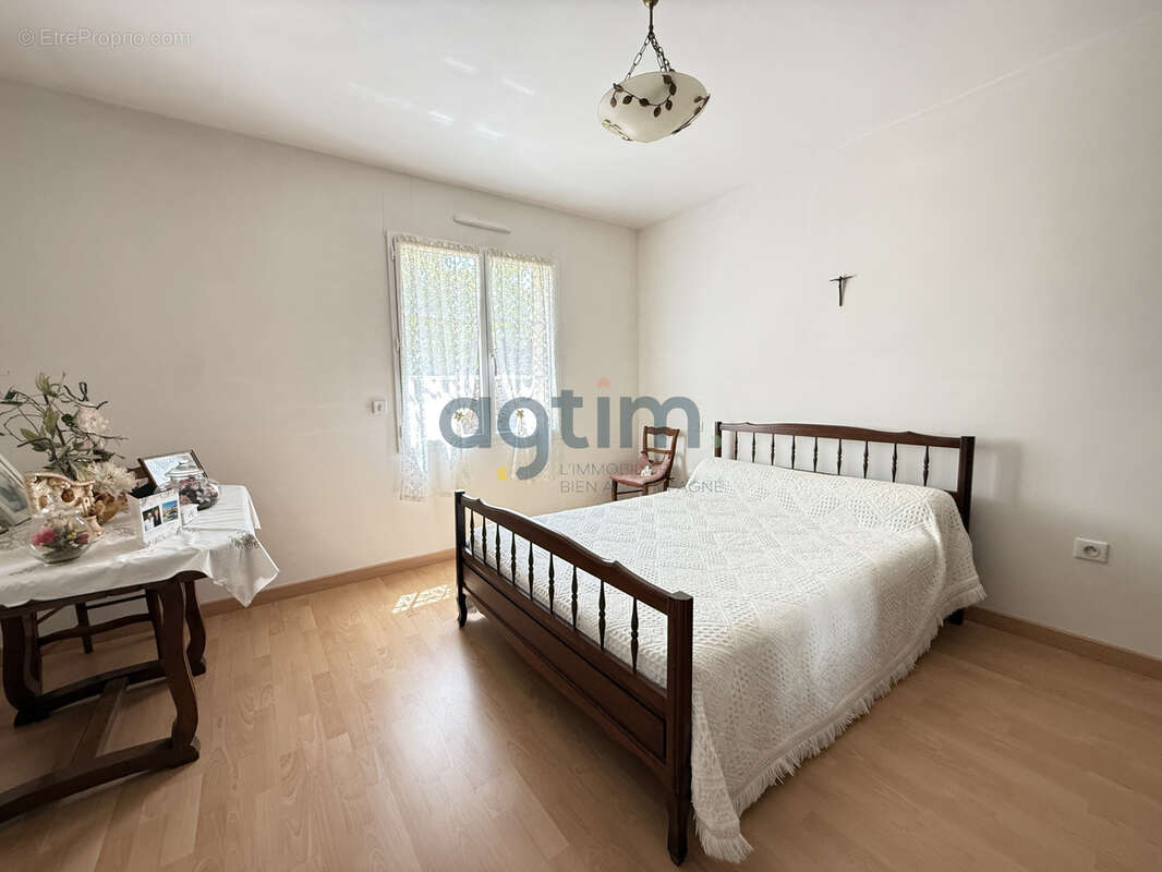MONTAIGU, Centre, en lotissement: Maison de plain pied, 93m2 habitables, 2 chambres, garage, terrain clos - photo 11