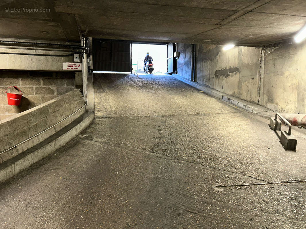 Parking à PARIS-11E